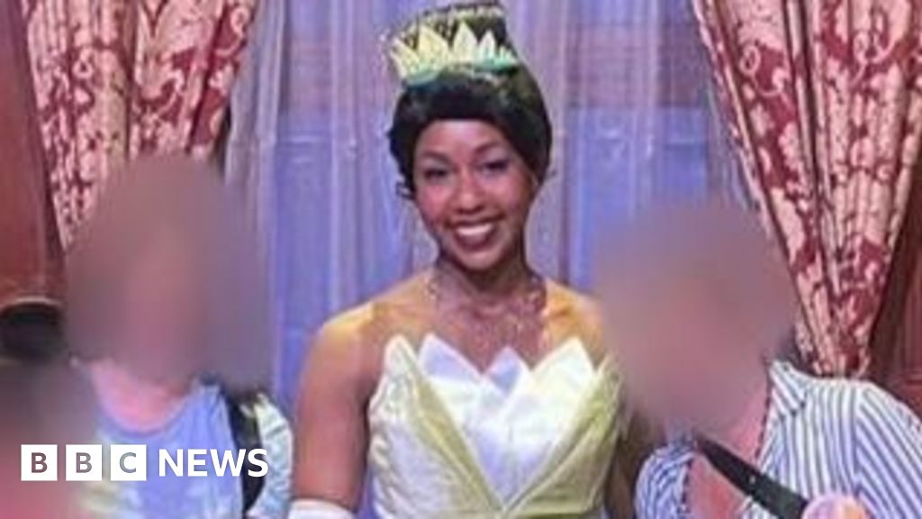 Ecuador: Victims of violent cartels tell BBC they now hide from US authorities