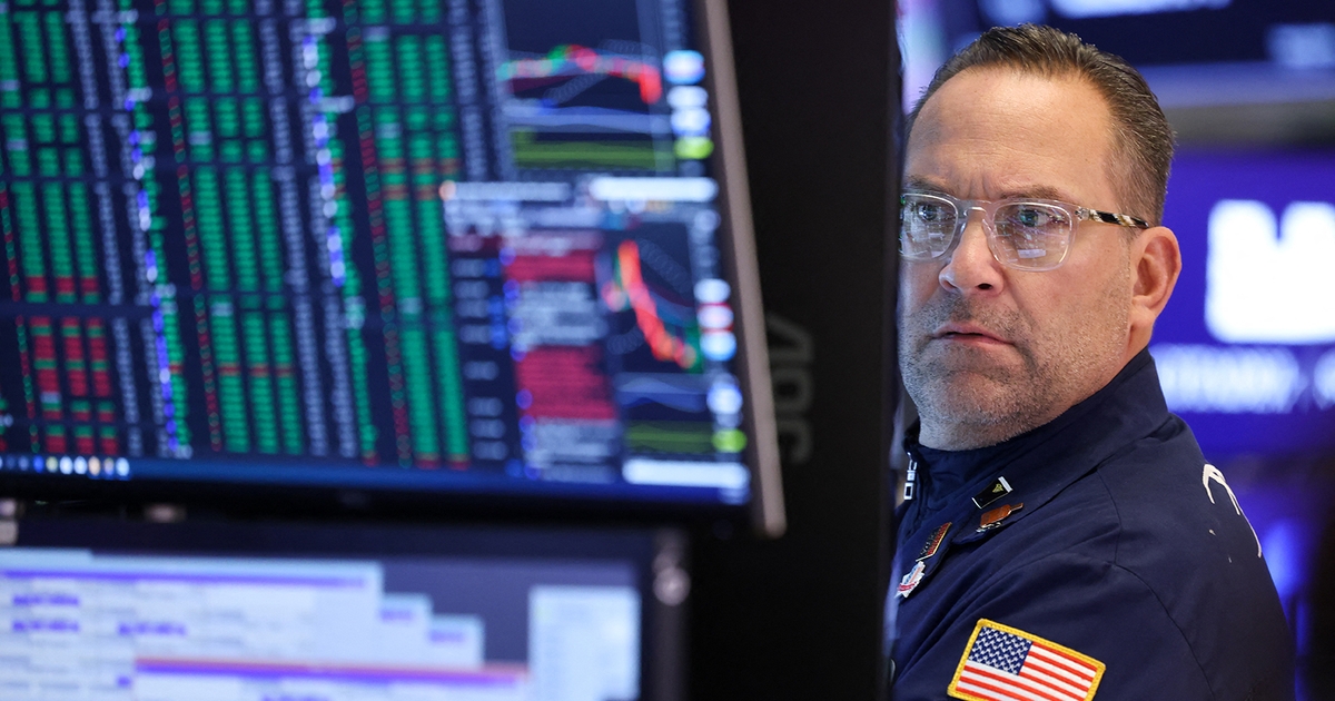 AI Disruption Fear Sparks Scrutiny of Software Stocks