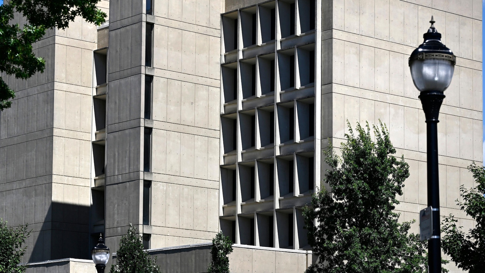 White House’s review of Smithsonian content could reach into classrooms nationwide