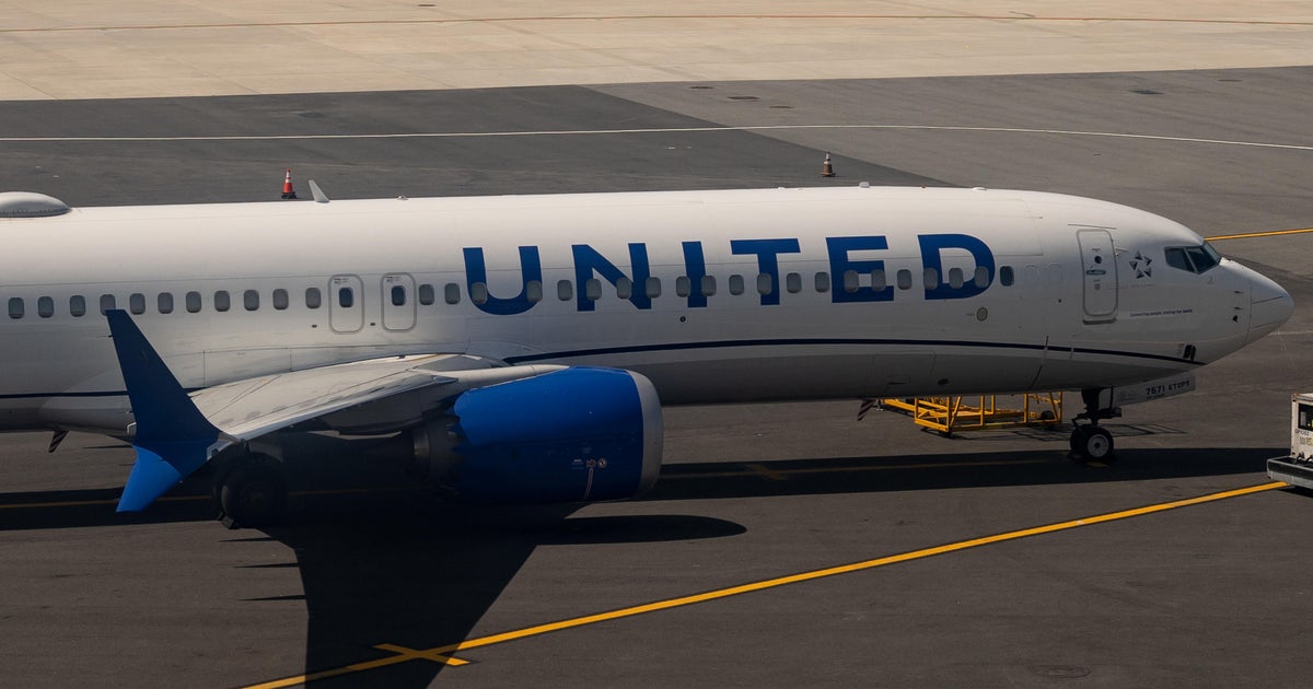 Weather balloon may have hit and cracked United flight's windshield