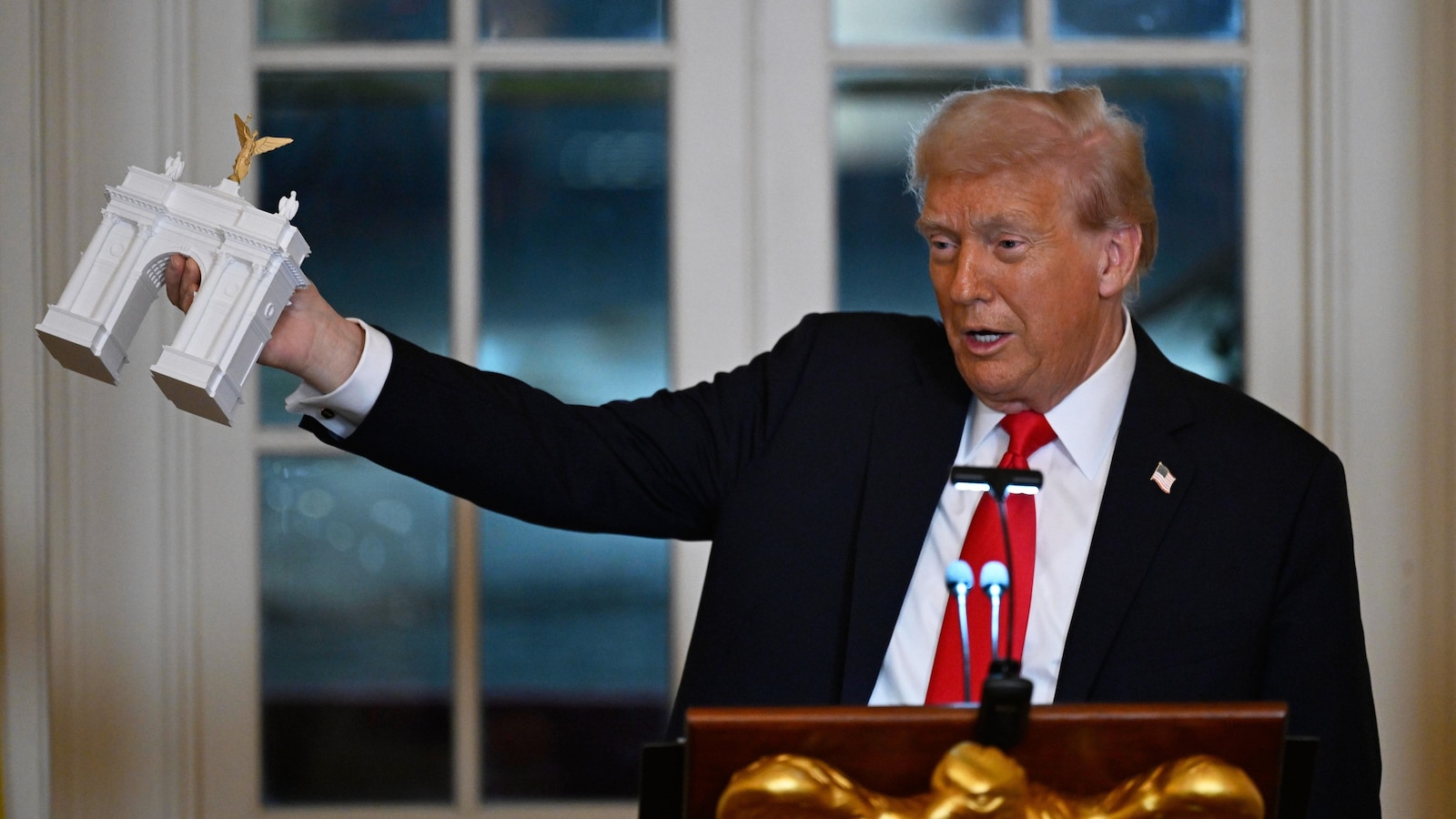 Trump plans to leave his mark on Washington by building a Paris-like arch near the Lincoln Memorial