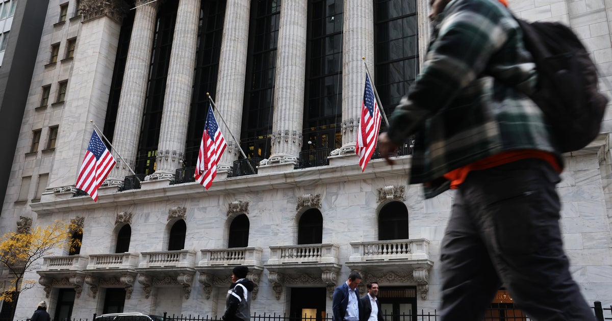 Stocks close mixed as investors assess strength of AI rally