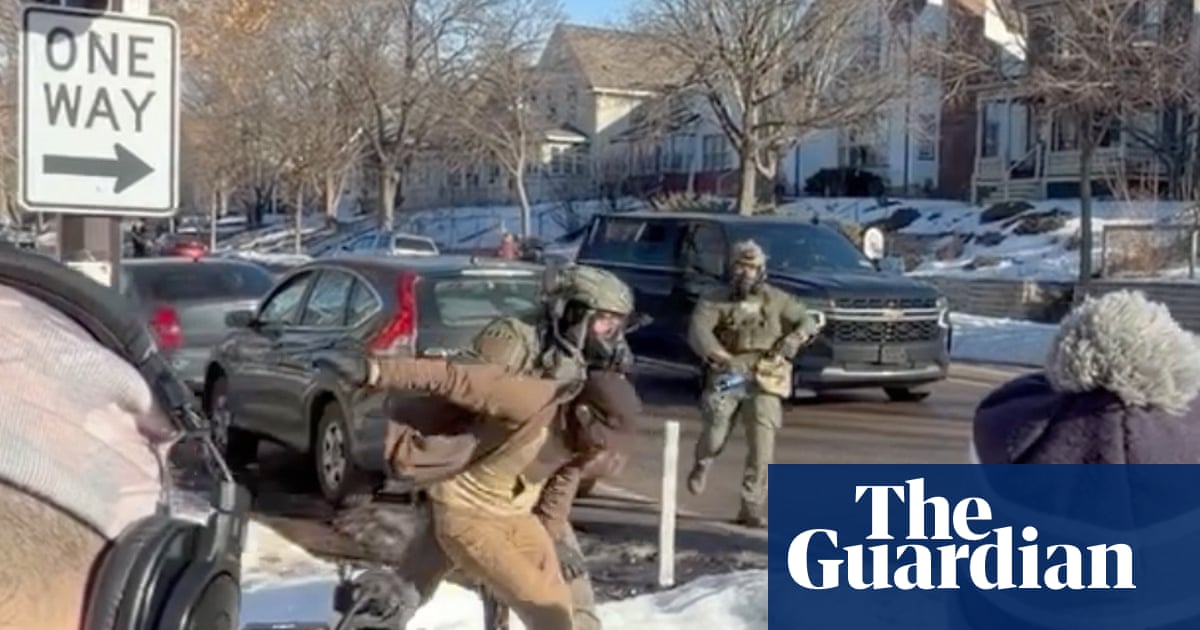 Federal officers clash with Alex Pretti 11 days before his killing – video