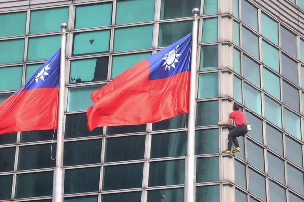 Climber Alex Honnold free solos Taipei 101 skyscraper