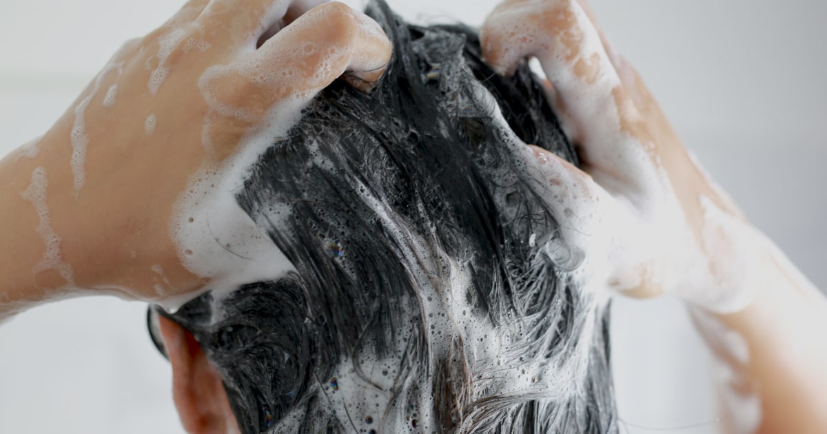 Should you worry about what’s in your shampoo during pregnancy? Experts weigh in