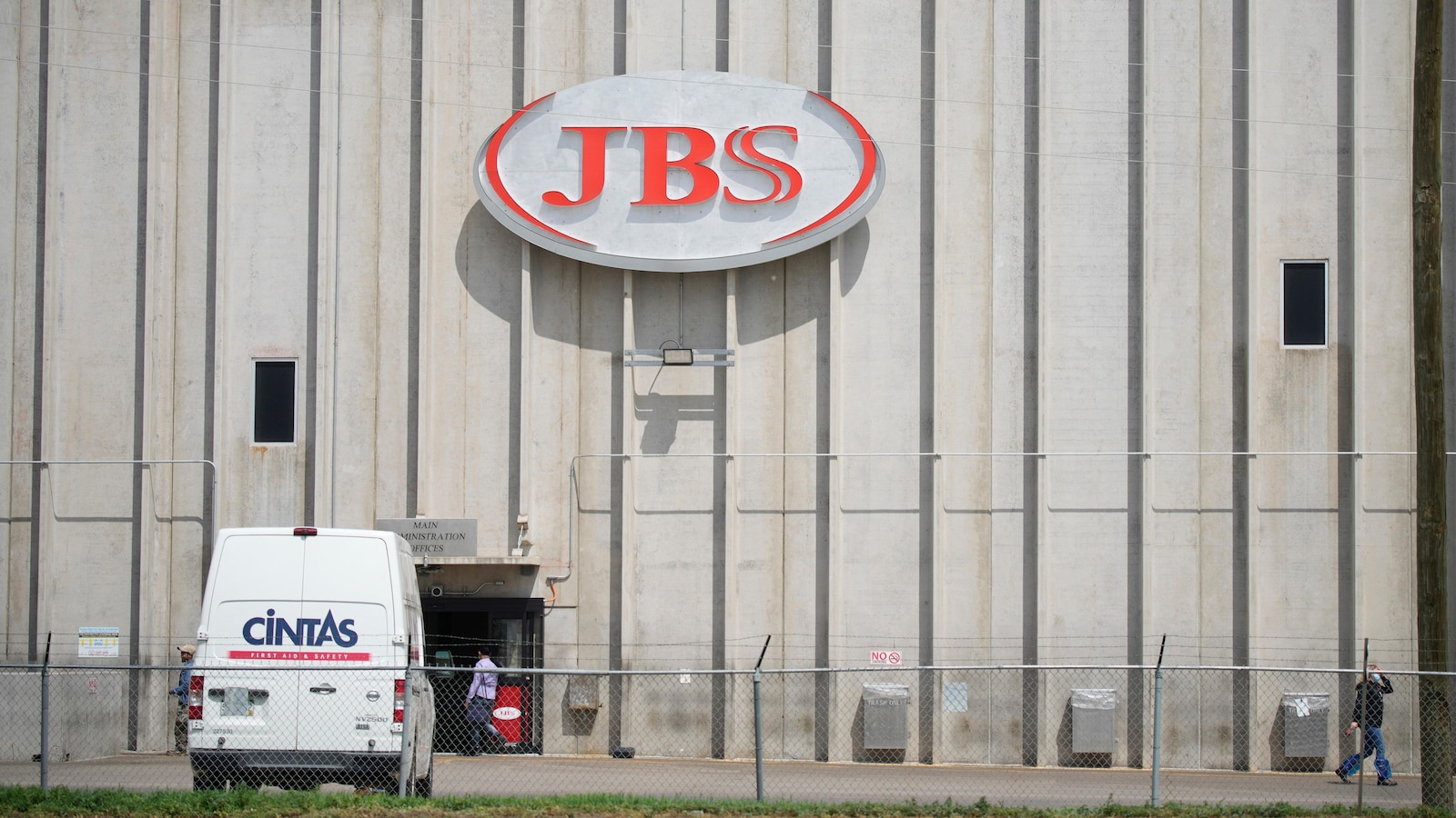 Workers plan to halt strike at major US meatpacking plant and resume negotiations