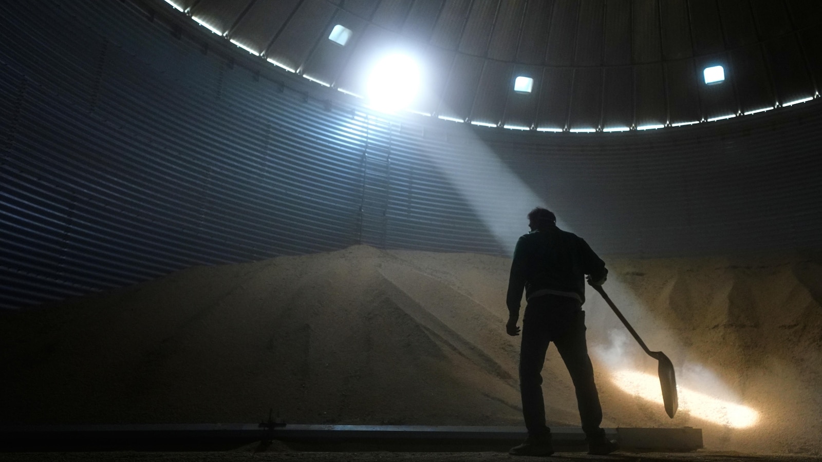 Already under financial pressure, Midwest soybean farmers are squeezed further by tariffs, Iran war