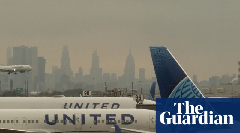 United Airlines must face lawsuit over 'window seats' that lack windows