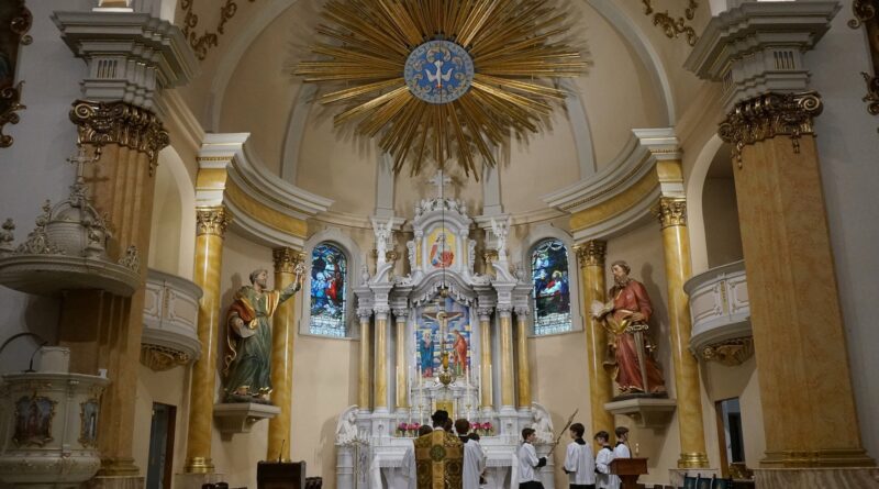 Latin Mass, but faithful to the pope: A Minnesota church shows a different way during schism crisis